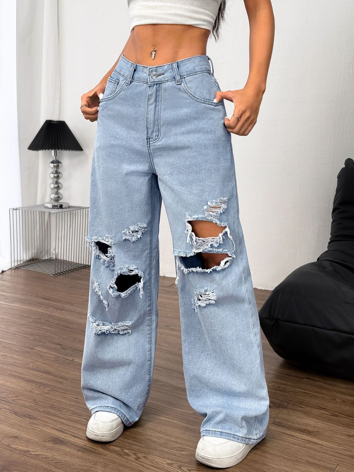 Distressed Wide Leg Jeans with Pockets