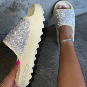 DIAMOND SURFACE THIN AND GLITTERING PLATFORM SANDALS